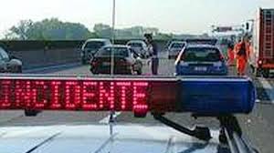 Due persone sono morte in un incidente sull'autostrada a1, tra piacenza e fiorenzuola, in cui sono stati coinvolti un'auto, un camion e un'autocisterna che trasportava gpl. Incidente Sull Autostrada Torino Piacenza Un Morto E Un Ferito Grave La Repubblica