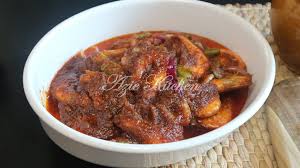 Tumis bawang besar yang dihiris halus hingga naik wangi dan kekuningan. Sambal Tumis Udang Dengan Petai Sajian Rasa