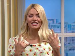 Since just before christmas, when holly hit the red carpet for the pride of britain awards to now hosting style on dancing on ice, holly's looks more glamorous than she has throughout the lockdown. Holly Willoughby Fans Beg Her To Reveal How She Created Her New Hair