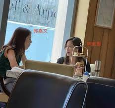 Aug 22, 2020 · 隨後，郭嘉文和李澤楷的緋聞傳開後，兩人相差26歲，又是怎麼會在一起？當然這和愛還是有關的，據說，李澤楷緋聞小女友郭嘉文3月以個人名義用港幣1.068億港幣（約9097萬人民幣）買下位於九龍塘的頂樓豪宅，陽台配有游泳池，並花半年時間裝修。 æŽæ³½æ¥·å¥³å‹è¢«é€ä¸Šäº¿è±ªå®…åŽ æ‹¿2åƒä¸‡æŠ•èµ„ è¿˜ä¸å¿˜ç»™é—ºèœœä»‹ç»å¯Œè±ª Nestia