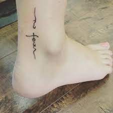 Tatuaje En El Tobillo Que Dice No Fear Sin Miedo En Ingles Situado En El Exterior Del Tobillo Derecho Ankle Tattoo Foot Tattoos Tattoos