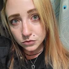 Showing my daughter the old school concealer lips 😱💋