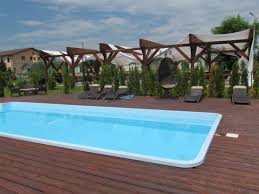 Tci oferă vizitatorilor plăcerea de a se relaxa la piscina exterioara cu apă încalzită prin panouri solare. Insieme Piscina Cu Apa Sarata Incalzita Langa Bucuresti