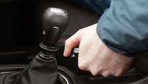 Teknik naik & berhenti di atas bukit dengan betul. Tips Cara Mengemudi Mobil Manual Di Tanjakan Wuling