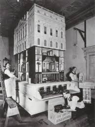 La casa de muñecas de mary está cerrada hasta para aprovechar al máximo su visita al castillo de windsor, asegúrese de elegir una de las visitas multimedia gratuitas al comienzo de su visita. La Casa De Munecas En El Castillo De Windsor