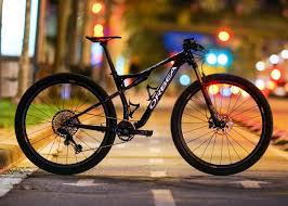 Din clipa în care oamenii au putut să cine a inventat hainele și de ce? Marti Roca Tituroca Twitter