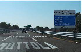 Its northern end is bologna (on the bypass with the tyrrhenian a1) and its southern ending is at taranto, bordering the adriatic coast and unifying historical local roads. Datei Autostrada A14 Uscita Mottola Castellaneta Png Wikipedia
