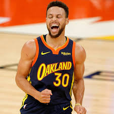 Widely regarded as one of the greatest point guards of all time, and as the greatest shooter in nba history, curry is credited with revolutionizing basketball by inspiring … Stephen Curry Golden State Warriors Mischt Mit Dreier Shows Die Nba Auf