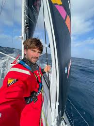 Si charlie dalin, boris herrmann, louis burton, thomas ruyant et yannick l'allemand boris herrmann (seaexplorer) pourrait devenir le premier skipper étranger à triompher sur le vendée globe. Boris Herrmann On Twitter Some Zip Issues This Morning But Safety First In My Spinlock Hq Life Jacket Vendeeglobeeng Vendeeglobe