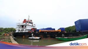 Syahbandar adalah pejabat pemerintah di pelabuhan yang diangkat oleh menteri dan memiliki syahbandar diangkat oleh menteri setelah memenuhi persyaratan kompetensi di bidang. Kapal Muat Truk Terjebak Di Gerbang Pelabuhan Pasuruan Nelayan Merugi