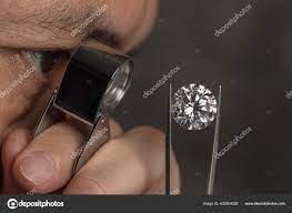 Homem Joalheiro Oculos Olhando Atraves Lupa Diamante Diamante Natural Brilhante Fotografias De Stock C Egolenahk 422904226