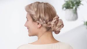 Cette coiffure de mariage avec cheveux détachés et ondulés ou bouclés a été très appréciée des mariées de 2018. Comment Realiser Les 4 Plus Belles Coiffures De Mariage Pour Cheveux Longs Et Mi Longs Garnier