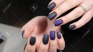 Negro mate y brillantes en una de ellas. Diseno De Manicura Negro Mate Y Unas Azules Fotos Retratos Imagenes Y Fotografia De Archivo Libres De Derecho Image 81210963