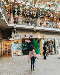 Insadong Is A Souvenir Paradise With A Line Up Of Various Souvenir Art Craft Tea Shops All In One Small Korea Travel Seoul Korea Travel Seoul Tourist Spots