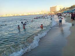 شواطئ الإسكندرية تعود مرة أخرى لطبيعتها بعد موجة اضطرابات خلال العيد..  ودرجة الحرارة 29