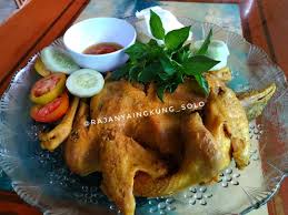 1 ekor ayam kampung , bersihkan , singkirkan isinya , kemudian dibelah secara vertikal tidak hingga putus. Nikmatnya Ayam Jawa Bumbu Makan Enak Di Rumah Aja Asedino