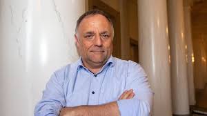 Infectiologe erika vlieghe, die voorzitter is van de expertengroep gees, zal niet meer aanwezig zijn op de nationale veiligheidsraad en niet langer deelnemen aan de voorafgaande overlegcomités. Coronacommissaris Pedro Facon Aan Experten Duidelijk Onderscheid Maken Tussen Rol Van Expert En Commentator Vrt Nws Nieuws