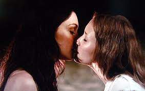 Небольшой городок бристоль коув известен по всему тихоокеанскому побережью своим культом поклонения русалкам. Siren 2010