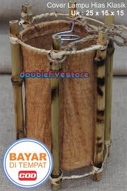 Lampu hias dari anyaman bambu adalah lampu yg di buat di dalam bambu yg bertujuan untuk menghias suatu benda atau ruangan. Kap Lampu Hias Bambu Kap Lampu Hias Gantung Klasik Bambu Kulit Kayu Tradisional Uk 25 X 15 X 15 Lazada Indonesia
