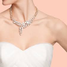 Sono perfetti per le spose che hanno scelto un'acconciatura semiraccolta. Gioielli Sposa E Una Questione Di Proporzioni Fashion News Magazine