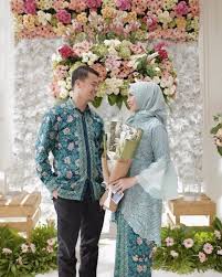 Inspirasi model baju untuk tunangan dan lamaran modern 2020 yang couple ini bisa jadi contoh bagi pasangan kekasih yang. 30 Model Kebaya Couple Modern Terbaru Kondangan