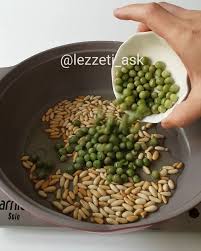 Mantar Sevenler Burdamisiniz Cok Guzel Bir Pilav Tarifim Var Tavuk Mantar Bezelye Fistik Hatta Mantar Sevmiy Yemek Tarifleri Yemek Etli Yemek Tarifleri