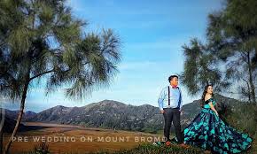 Dengan busana tradisional, foto prewedding seperti ini terlihat modern. Mount Bromo Tour Pre Wedding Photography Bromo Travel Agency