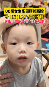 現場給男孩畫款“小鯊魚”彩繪妝，弟弟太乖了。給三四歲的小朋友畫一定要選圖案簡單快捷的，這樣才能又快又穩，小朋友也能坐得住。簡單的事情重復做，任何事情都是開始難，后面就會越來越簡單，越來越好。 