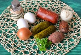 Salat S Kopchenoj Kolbasoj I Solenymi Ogurcami Recept S Foto Poshagovo