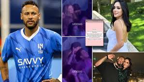 Báo Bóng Đá - Neymar, chân sút người Brazil, Neymar đang vướng vào scandal  ngoại tình khi qua mặt cô bồ Bruna Biancardi, người đang mang thai 8 tháng  để quắp lấy