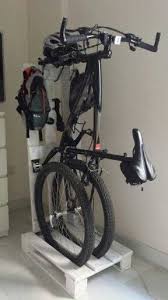 sie haben noch einen guten platz um ihr fahrrad parken die paletten sind die l die ei fahrrad parken diy fahrradtrager fahrrad aufbewahrung