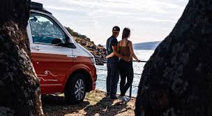 Entdecken sie das lago levico camping village, einen campingplatz direkt am lago di levico, einen gemütlichen campingplatz in valsugana im trentiner südtirol, der sich für familien und erholungssuchende in der natur eignet. Geniesse Das Susse Leben Beim Camping In Italien Roadsurfer Com