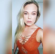 Lara Horton's Instagram, Twitter & Facebook