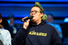 Surtout, la jeune chanteuse soutient qu'elle l'a agressée physiquement. Cyberharcelement Safia Nolin Porte Plainte Contre Des Internautes