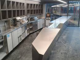 Descarga este vector premium de cocineros cocinando trabajador de alimentos personal profesional restaurante ilustración vectorial y descubre más de 10 millones de recursos gráficos en freepik. Cocinas Industriales Para Restaurantes Y Hoteles Industrial Kitchen Kitchen Home Decor