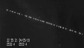 Satélites saocom | misión argentina. Video El Insolito Tren De 60 Satelites Que Se Mueven En Fila Por El Cielo 27 05 2019 Clarin Com