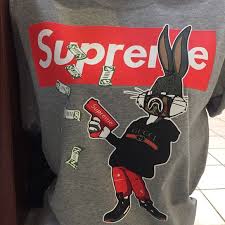 Bugs bunny, contrairement à ce qui est attendu d'un lièvre ou d'un lapin pourchassé, fait effrontément et calmement face à ses ennemis. Supreme Bugs Bunny Tee Off 78
