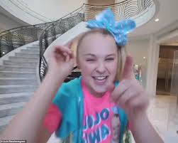 Jojo siwa) in the living room, a piano sits in one corner. Youtuber Jojo Siwa 16 Shows Off Her 3 5million Mansion Daily Mail Online
