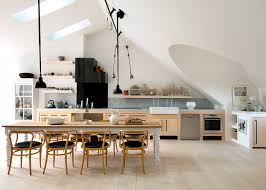 Une Cuisine En Longueur Toute En Blanc Cuisine Elegante Loft Scandinave Decoration Interieure Cuisine
