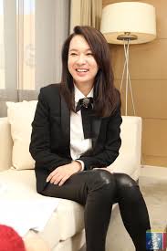 自幼學習 鋼琴 ，中學就讀於 新北市 板橋 的 光仁中學 音樂班，並參加臺灣區青少年組長笛比賽榮獲冠軍，進入 國立藝專 音樂科後分別受教於 陳澄雄 、 薛耀武 先生，後以 國際扶輪 交換學生 身份遠赴 加拿大 溫哥華 市立大學，主修長笛，受教於jame martin、paul eouglas，畢業後在. è³´è‹±é‡Œæ£„ç•¶ é•·ç¬›å…¬ä¸» å«è±ªé–€é£¯åº—å¥³çŽ‹èªäº†é€™åŽŸå› 