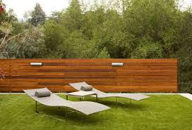 Holzzaun Schirmt Den Garten Vor Fremdblicken Ab Modernes Zaun Design Zaun Dekorationen Moderner Zaun
