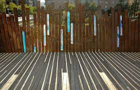 Cet acier est beaucoup utilisé par les architectes et très apprécié des paysagistes car son rendu se marie très bien avec tous les types de paysages et de. Brise Vue Jardin Et Deco En Acier Corten 30 Idees Splendides House Fence Design Privacy Fence Designs Garden Fence Art