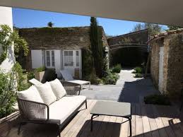 Photo Les Portes En Re Maison De Village A Proximite Du Marche Disposant D Une Belle Terrasse Maison Ile De Re Maisons De Village Locations Vacances