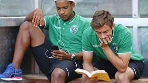Eu quero é jogar e é com esse objetivo que vou para a grécia. Matheus Ao Telemovel E Geraldes A Ler Um Livro Fotogalerias Jornal Record