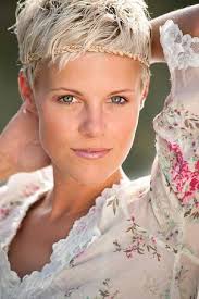 This woman adores styling opportunity and common sense folded into one. Awesome Idee Coupe Courte Cute Blonde Short Haircuts Short Blonde Hair Hair Styles Short Hair Styles