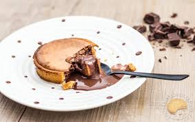 Tartelettes Soufflees Au Chocolat Pate Sablee Au Praline Et Sauce Chocolat Praline Sucre D Orge Et Pain D Epices