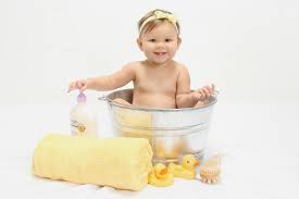 For babies between the ages of 1 and 3 months, bathing once or twice a week is recommended. Bath Tub 10 Month Old Baby Pictures Kinderen Kleine Kinderen