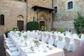 Wedding Reception Horseshoe Table Setting 06 Weddings In Tuscany Rehearsal Dinner Decorations Wedding Reception Tables Wedding Place Settings