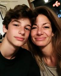 MI HIJO DE 16 AÑOS SE FUE A PASAR EL VERANO CON SU ABUELA — UN DÍA, RECIBÍ  UNA LLAMADA DE ELLA, Y SUS PRIMERAS PALABRAS FUERON: "¡POR FAVOR, SÁLVAME  DE ÉL!"