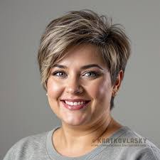 Jenifer Singleton's Instagram, Twitter & Facebook